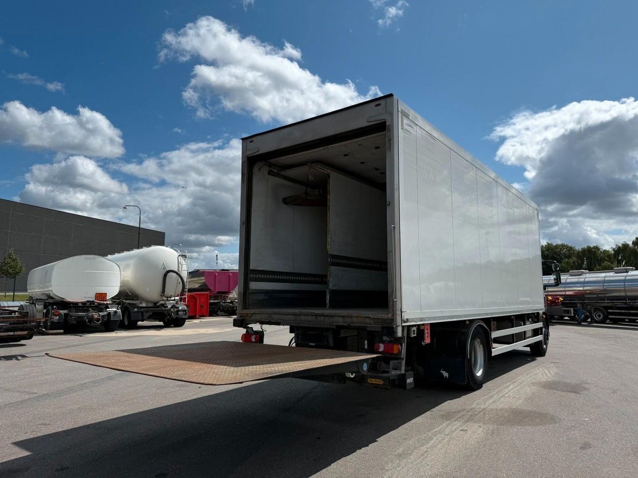 Frigorífico camión Iveco 180E32 Schmitz / Thermo King T-1200R Spectrum Iveco 180E32 Schmitz / Thermo King T-1200R Spectrum: foto 11 Frigorífico camión Iveco 180E32 Schmitz / Thermo King T-1200R Spectrum Iveco 180E32 Schmitz / Thermo King T-1200R Spectrum: foto 11