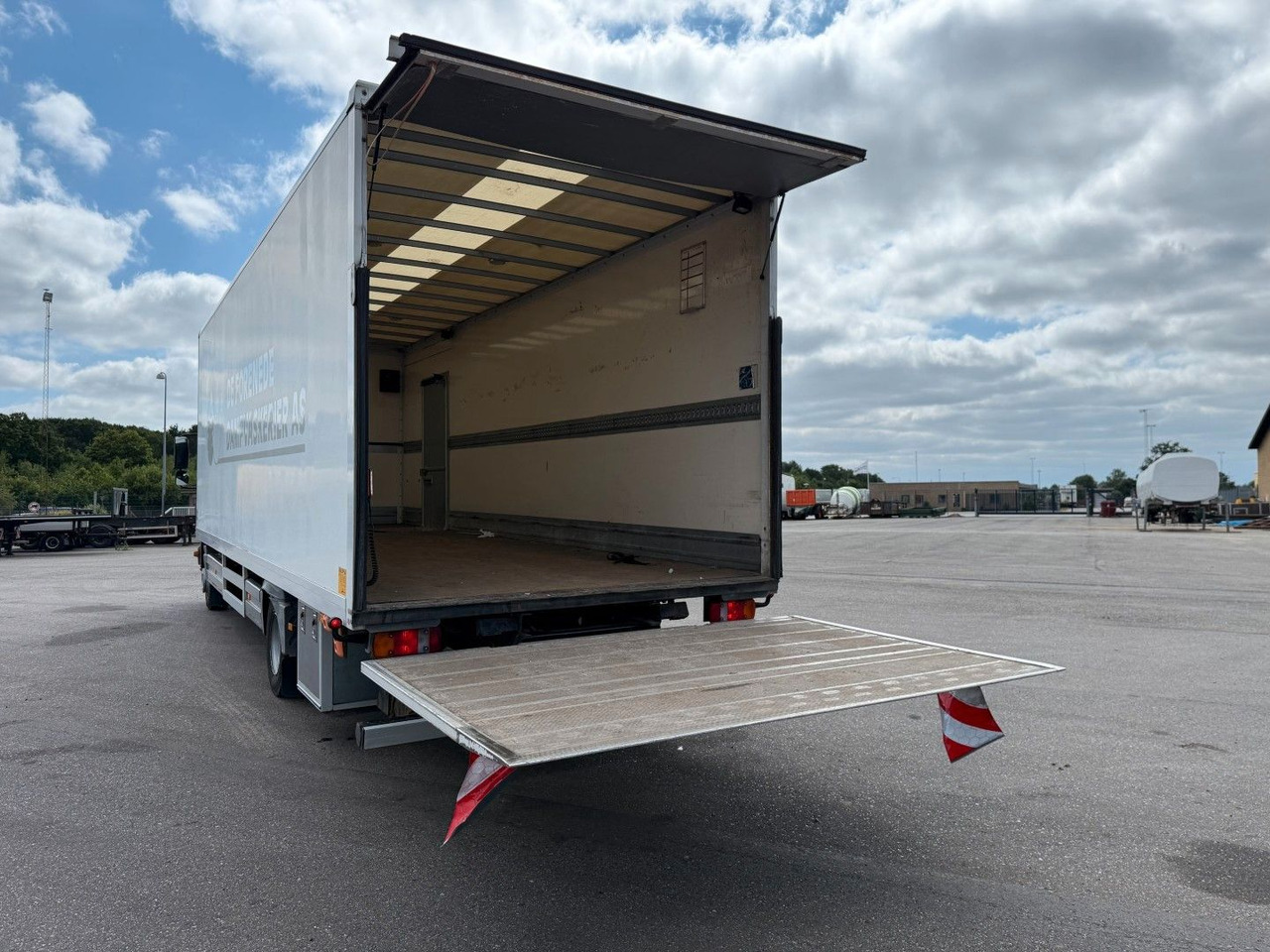 Mercedes-Benz Atego 1218 4x2 Euro 5 8,0 m. koffer - Camión caja cerrada: foto 5 Mercedes-Benz Atego 1218 4x2 Euro 5 8,0 m. koffer - Camión caja cerrada: foto 5