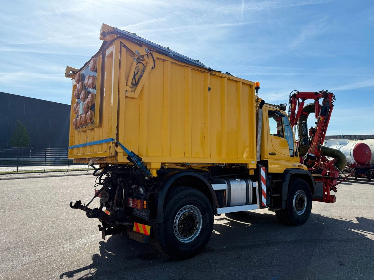 Unimog U500 4x4 / Dücker Kipper / Saug / Mäher MKT 15R - Volquete camión: foto 3 Unimog U500 4x4 / Dücker Kipper / Saug / Mäher MKT 15R - Volquete camión: foto 3