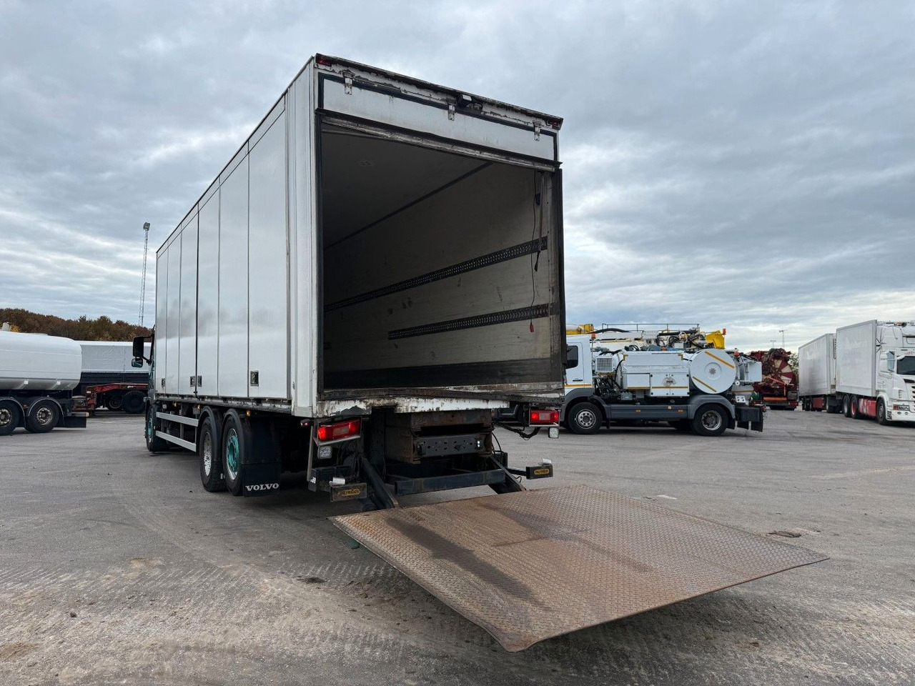 Volvo FM330 6x2*4 Carrier Supra 1050 Nordic - Frigorífico camión: foto 5 Volvo FM330 6x2*4 Carrier Supra 1050 Nordic - Frigorífico camión: foto 5