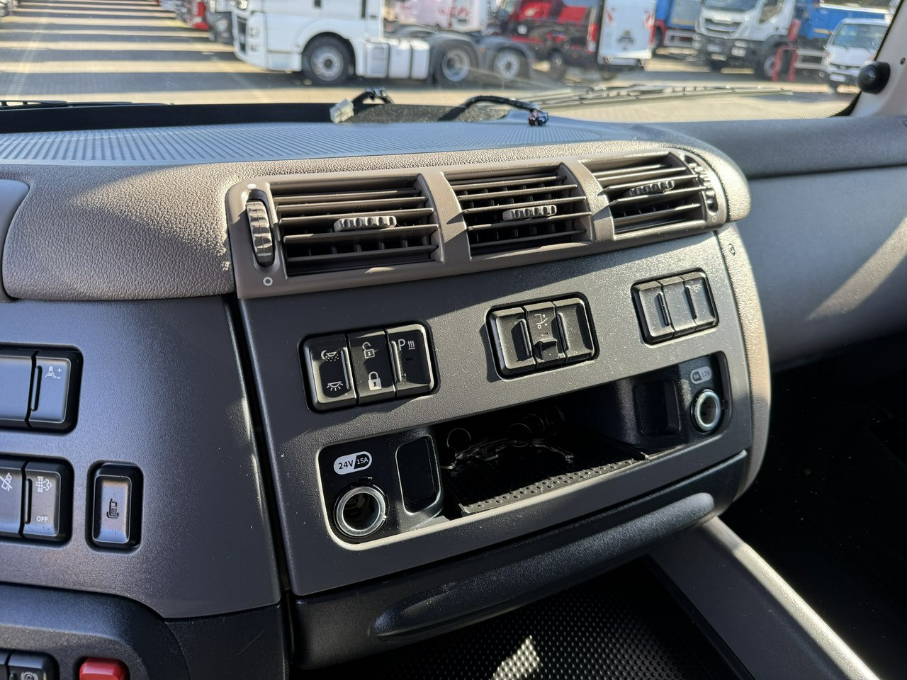 Camión lona DAF CF 320 E6 Winda Firana Tył Drzwi Dach Zsuwany Długi 9.40m: foto 26 Camión lona DAF CF 320 E6 Winda Firana Tył Drzwi Dach Zsuwany Długi 9.40m: foto 26