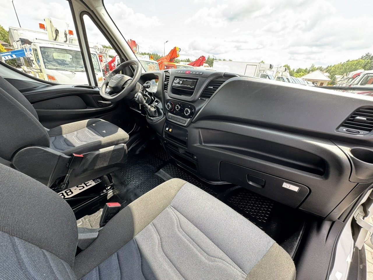 Camión con plataforma elevadora Iveco Daily 35S14: foto 30