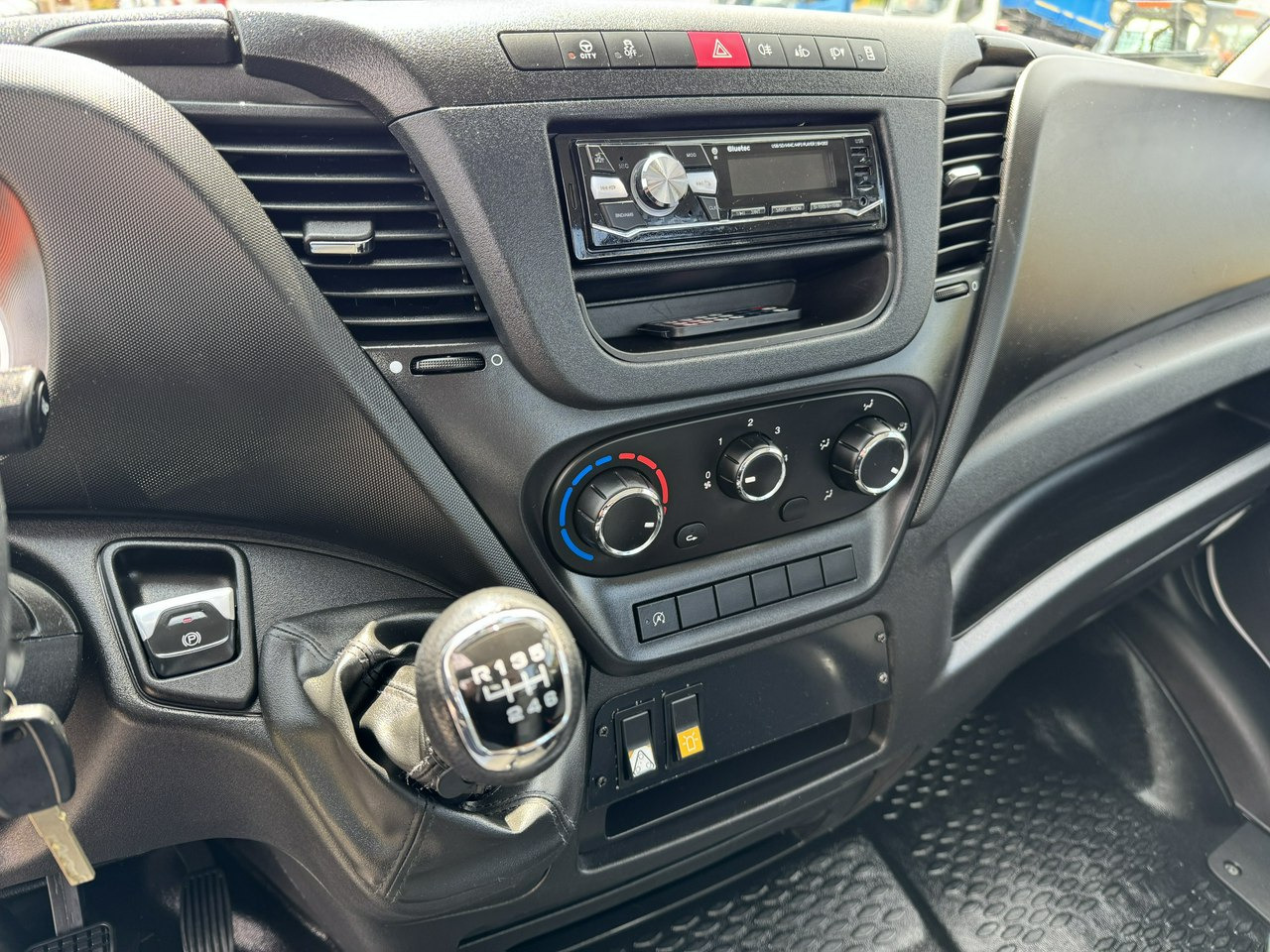 Camión con plataforma elevadora Iveco Daily 35S14: foto 27