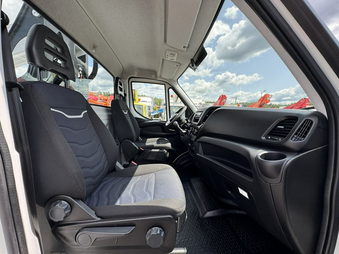 Camión con plataforma elevadora Iveco Daily 35S14: foto 29