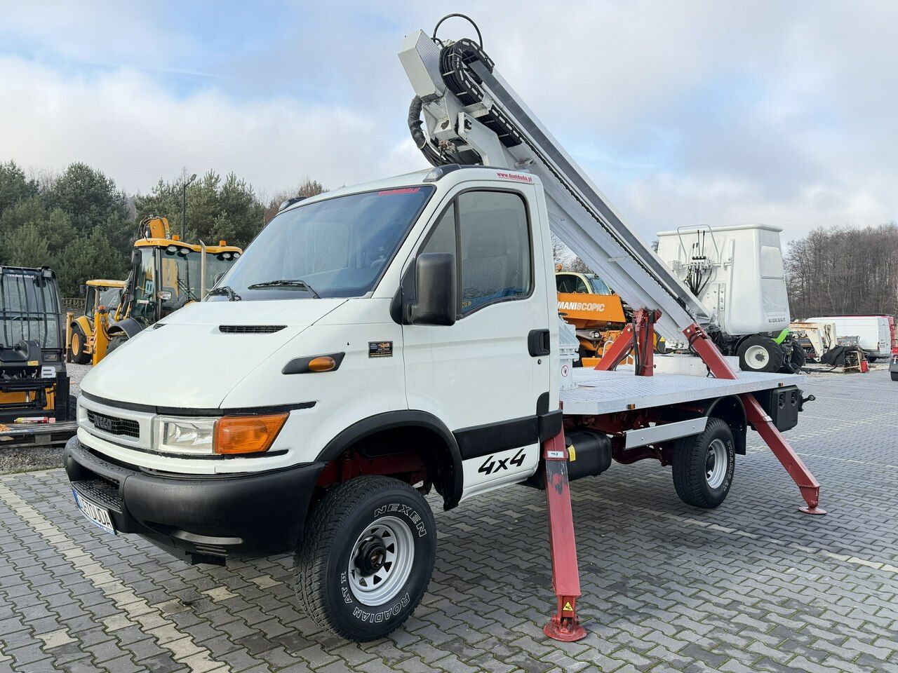 Iveco Daily - Camión con plataforma elevadora: foto 2 Iveco Daily - Camión con plataforma elevadora: foto 2
