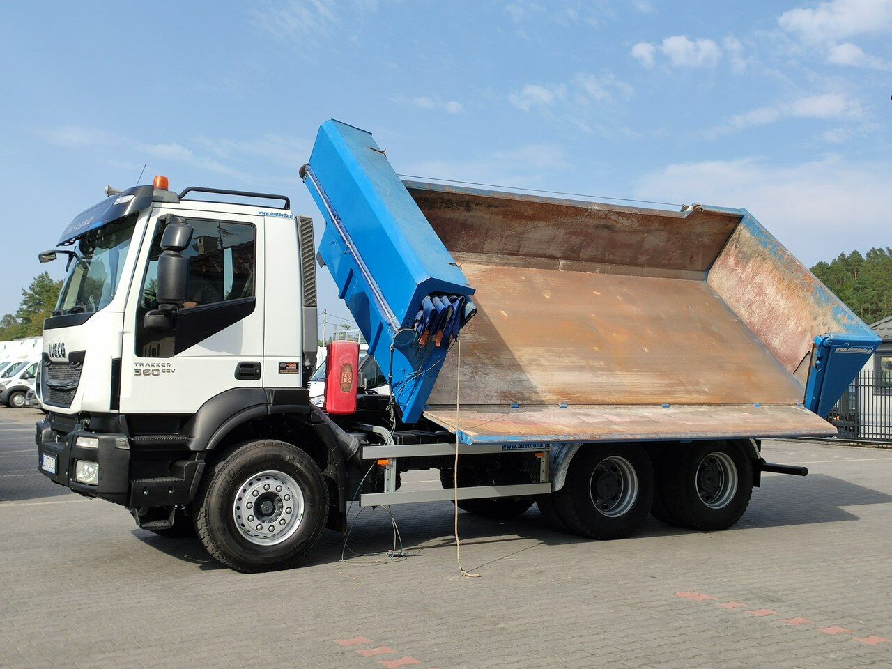 Iveco Trakker 360 EEV Manual 6x4 Wywrot 3-stronny Hydroburta Bok i Tył - Volquete camión: foto 5 Iveco Trakker 360 EEV Manual 6x4 Wywrot 3-stronny Hydroburta Bok i Tył - Volquete camión: foto 5