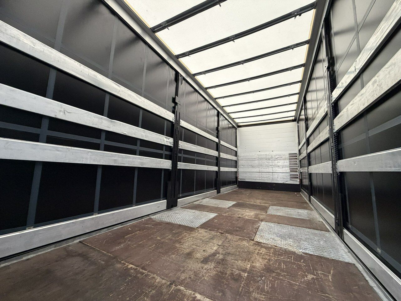 MAN TGX 24.440 6X2 E6 Przyczepa G.T.S PTT18S Tandem Zestaw 120 m3 - Camión lona: foto 3 MAN TGX 24.440 6X2 E6 Przyczepa G.T.S PTT18S Tandem Zestaw 120 m3 - Camión lona: foto 3