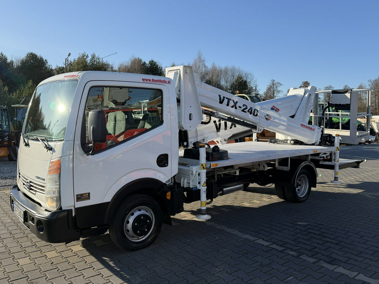 Nissan Cabstar - Camión con plataforma elevadora: foto 3 Nissan Cabstar - Camión con plataforma elevadora: foto 3