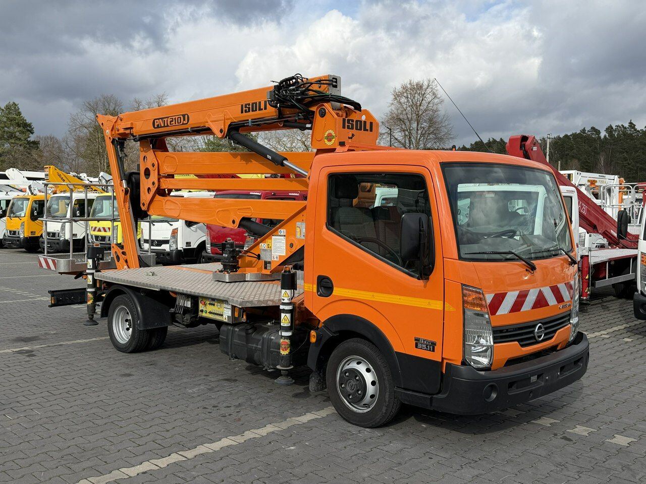 Nissan Cabstar - Camión con plataforma elevadora: foto 1 Nissan Cabstar - Camión con plataforma elevadora: foto 1