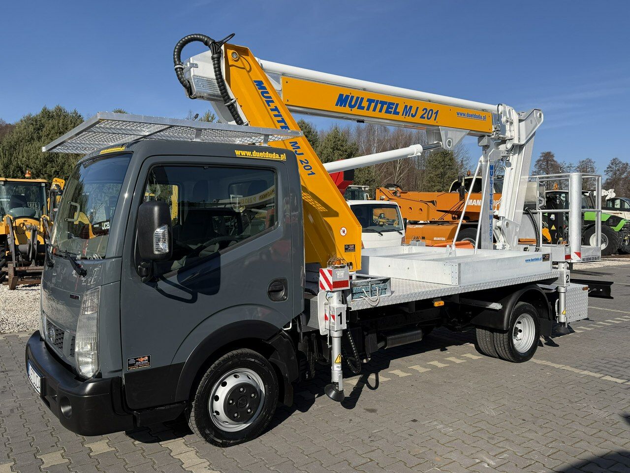 Nissan Cabstar - Camión con plataforma elevadora: foto 3 Nissan Cabstar - Camión con plataforma elevadora: foto 3