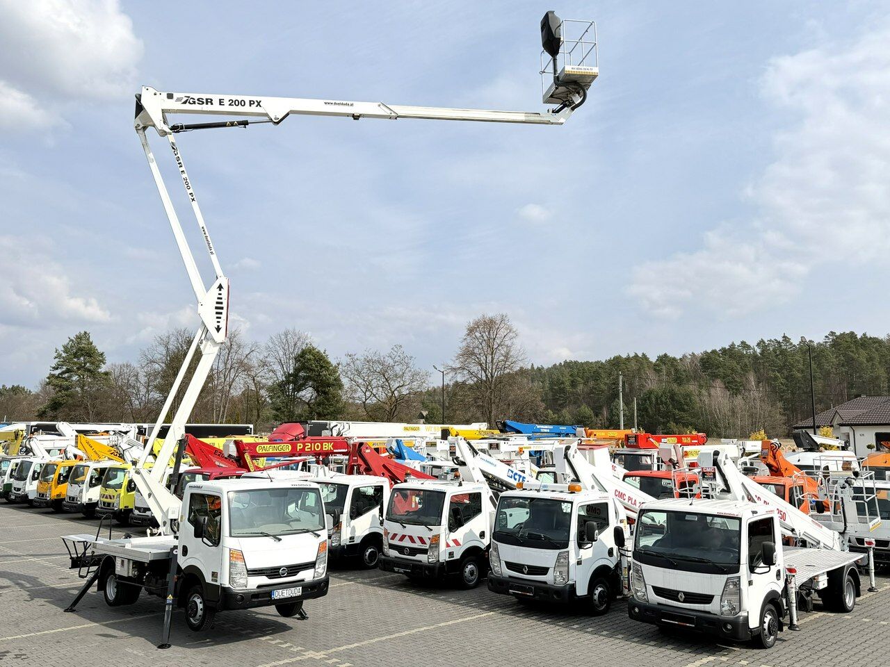 Nissan Cabstar - Camión con plataforma elevadora: foto 1 Nissan Cabstar - Camión con plataforma elevadora: foto 1
