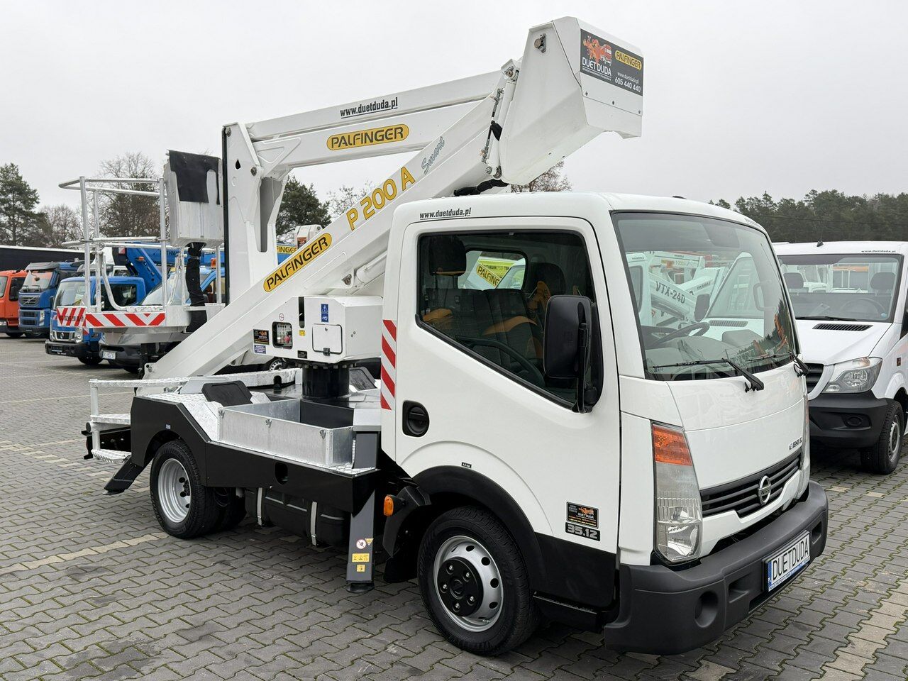 Nissan Cabstar - Camión con plataforma elevadora: foto 1 Nissan Cabstar - Camión con plataforma elevadora: foto 1