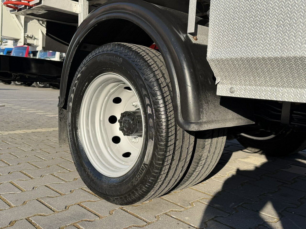 Nissan Cabstar - Camión con plataforma elevadora: foto 5 Nissan Cabstar - Camión con plataforma elevadora: foto 5