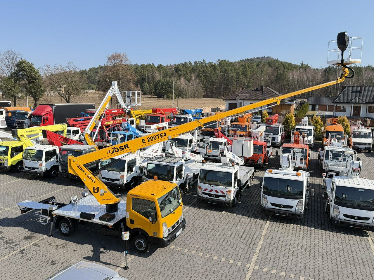 Nissan Cabstar - Camión con plataforma elevadora: foto 1 Nissan Cabstar - Camión con plataforma elevadora: foto 1