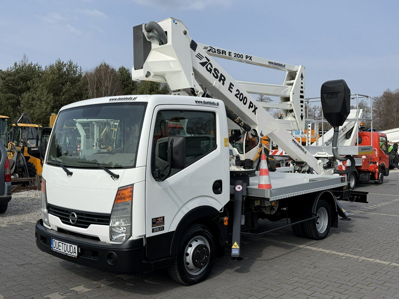 Nissan Cabstar - Camión con plataforma elevadora: foto 3 Nissan Cabstar - Camión con plataforma elevadora: foto 3