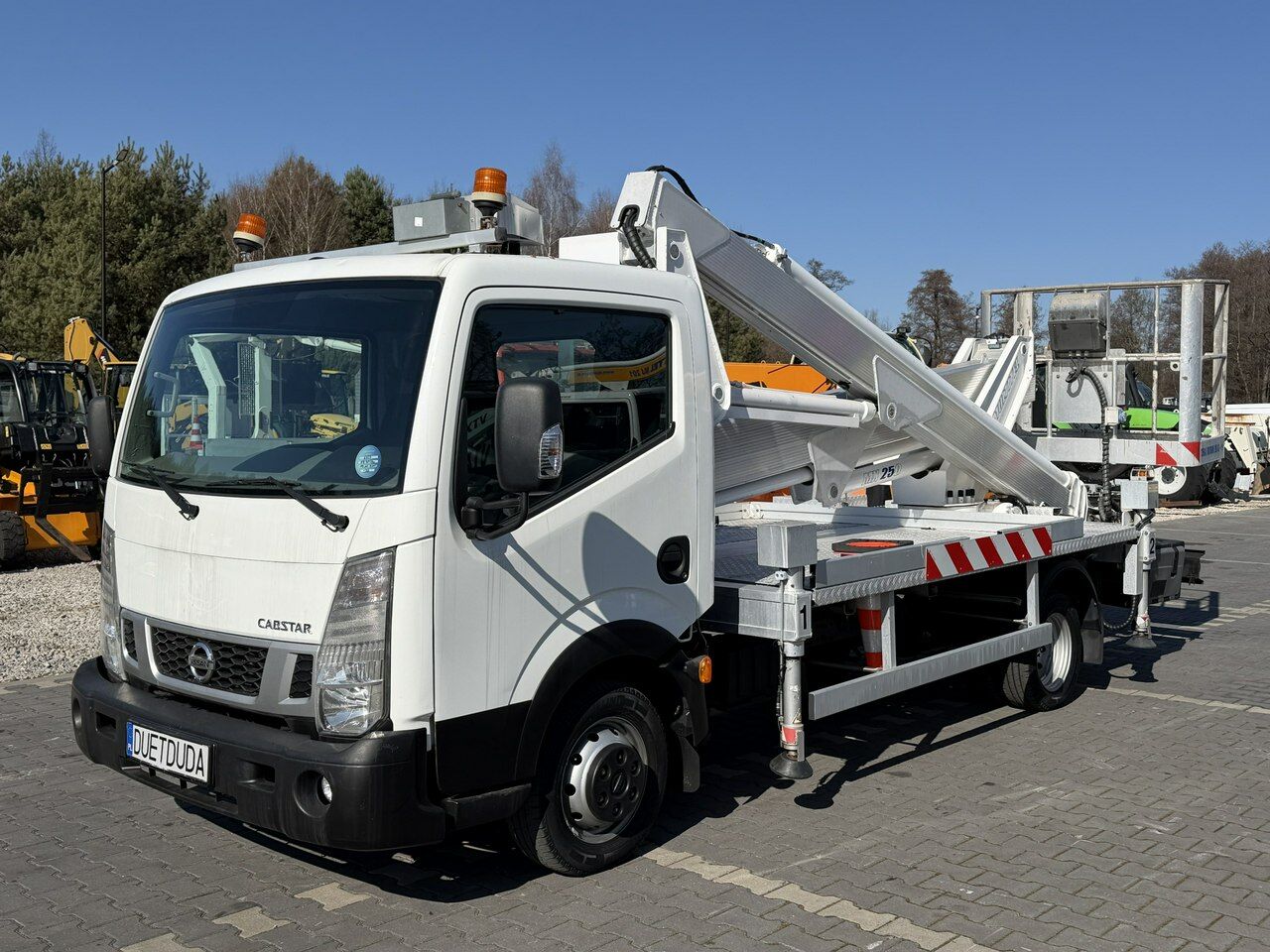 Nissan Cabstar - Camión con plataforma elevadora: foto 2 Nissan Cabstar - Camión con plataforma elevadora: foto 2