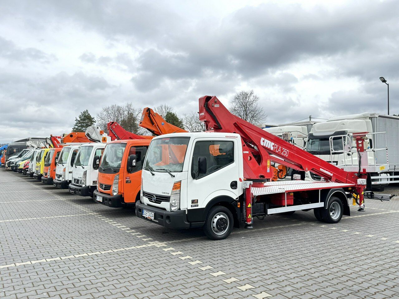 Nissan Cabstar - Camión con plataforma elevadora: foto 1 Nissan Cabstar - Camión con plataforma elevadora: foto 1