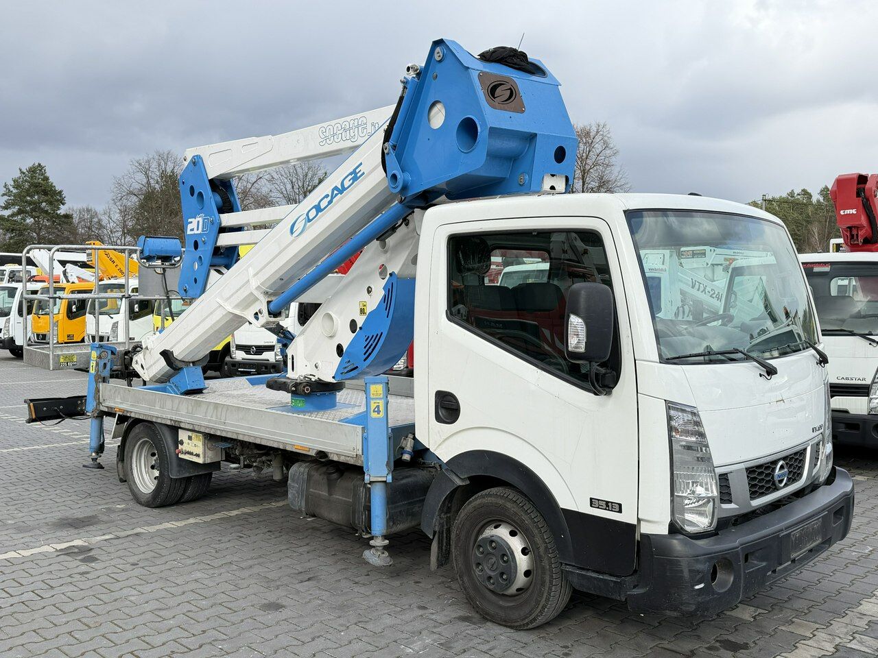Nissan Cabstar - Camión con plataforma elevadora: foto 1 Nissan Cabstar - Camión con plataforma elevadora: foto 1