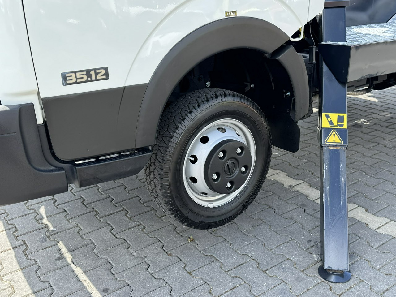 Nissan Cabstar - Camión con plataforma elevadora: foto 4 Nissan Cabstar - Camión con plataforma elevadora: foto 4