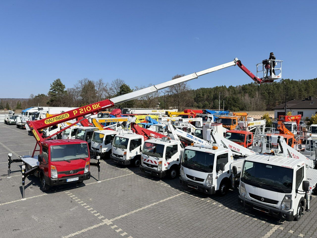 Nissan Cabstar Zwyżka Podnośnik Koszowy PALFINGER P210 BK UDT - Camión con plataforma elevadora: foto 1 Nissan Cabstar Zwyżka Podnośnik Koszowy PALFINGER P210 BK UDT - Camión con plataforma elevadora: foto 1