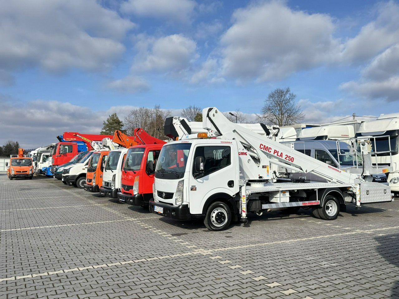 Renault Maxity - Camión con plataforma elevadora: foto 1 Renault Maxity - Camión con plataforma elevadora: foto 1