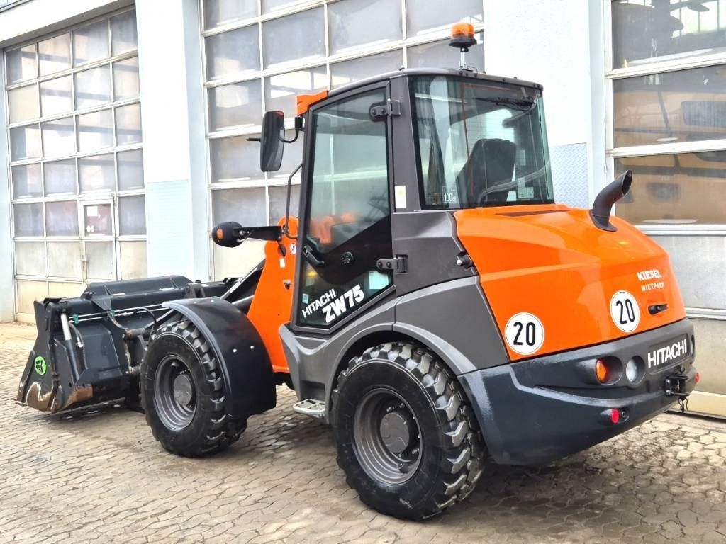 Hitachi ZW 75-6 - Minicargadora: foto 3 Hitachi ZW 75-6 - Minicargadora: foto 3