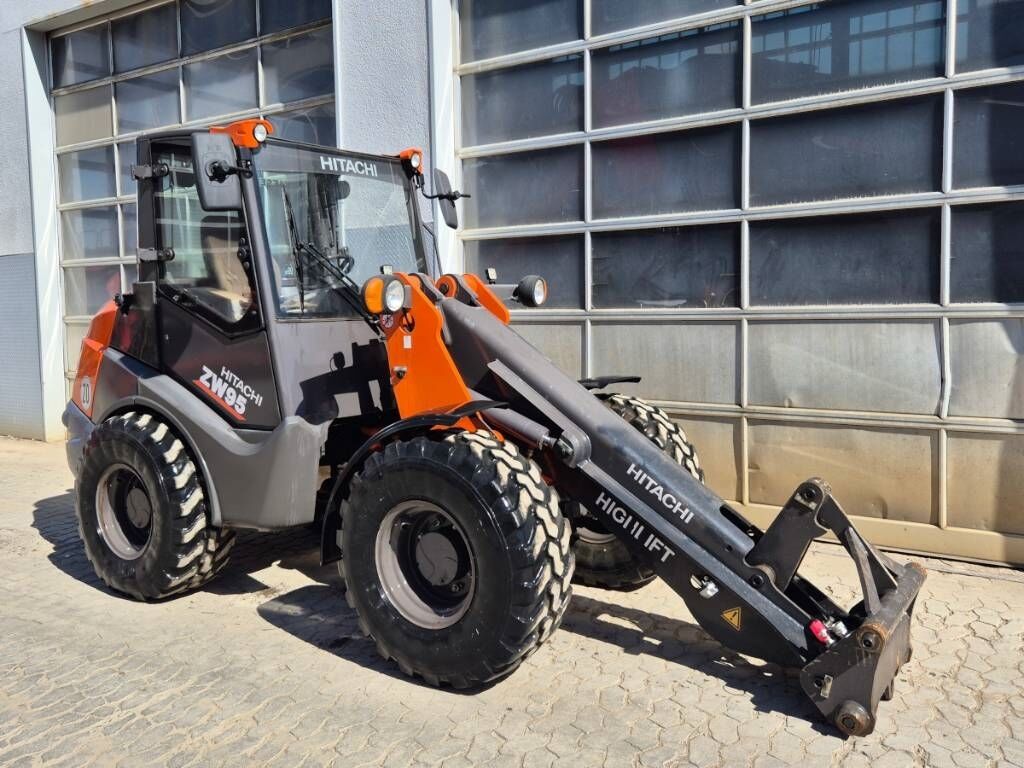 Hitachi ZW 95-6 High Lift - Minicargadora: foto 4 Hitachi ZW 95-6 High Lift - Minicargadora: foto 4