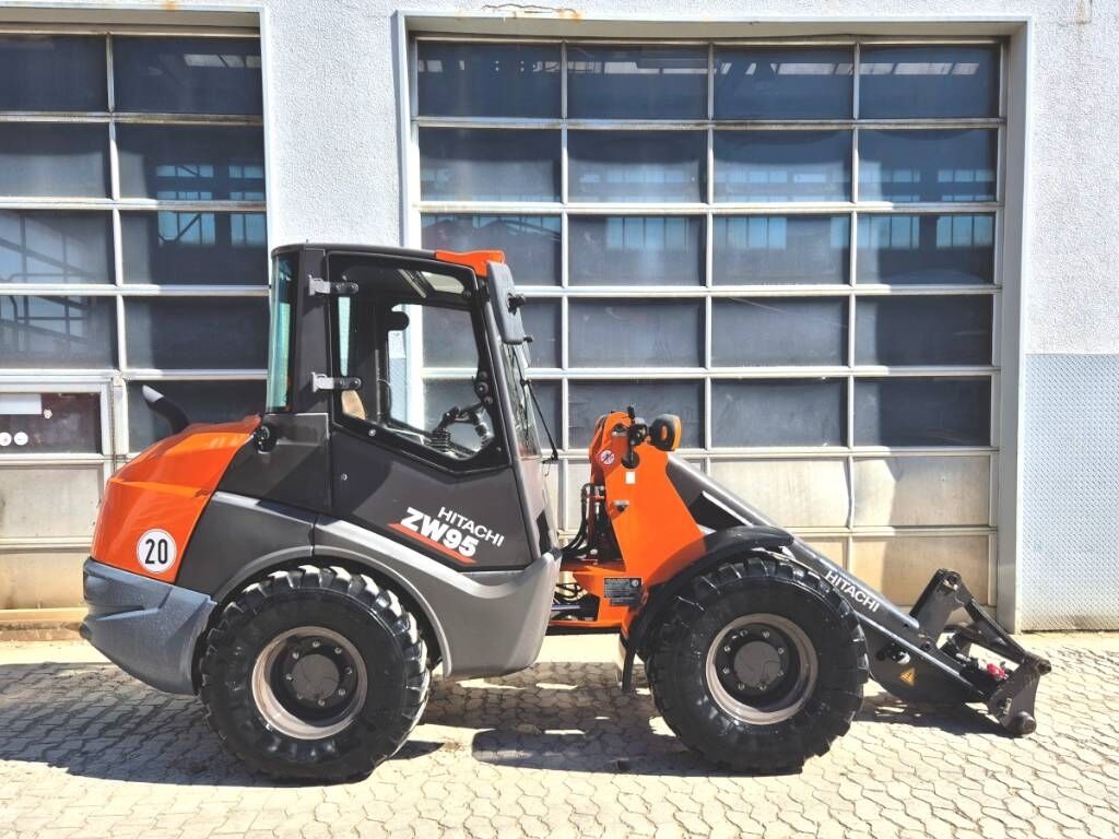 Hitachi ZW 95-6 High Lift - Minicargadora: foto 5 Hitachi ZW 95-6 High Lift - Minicargadora: foto 5