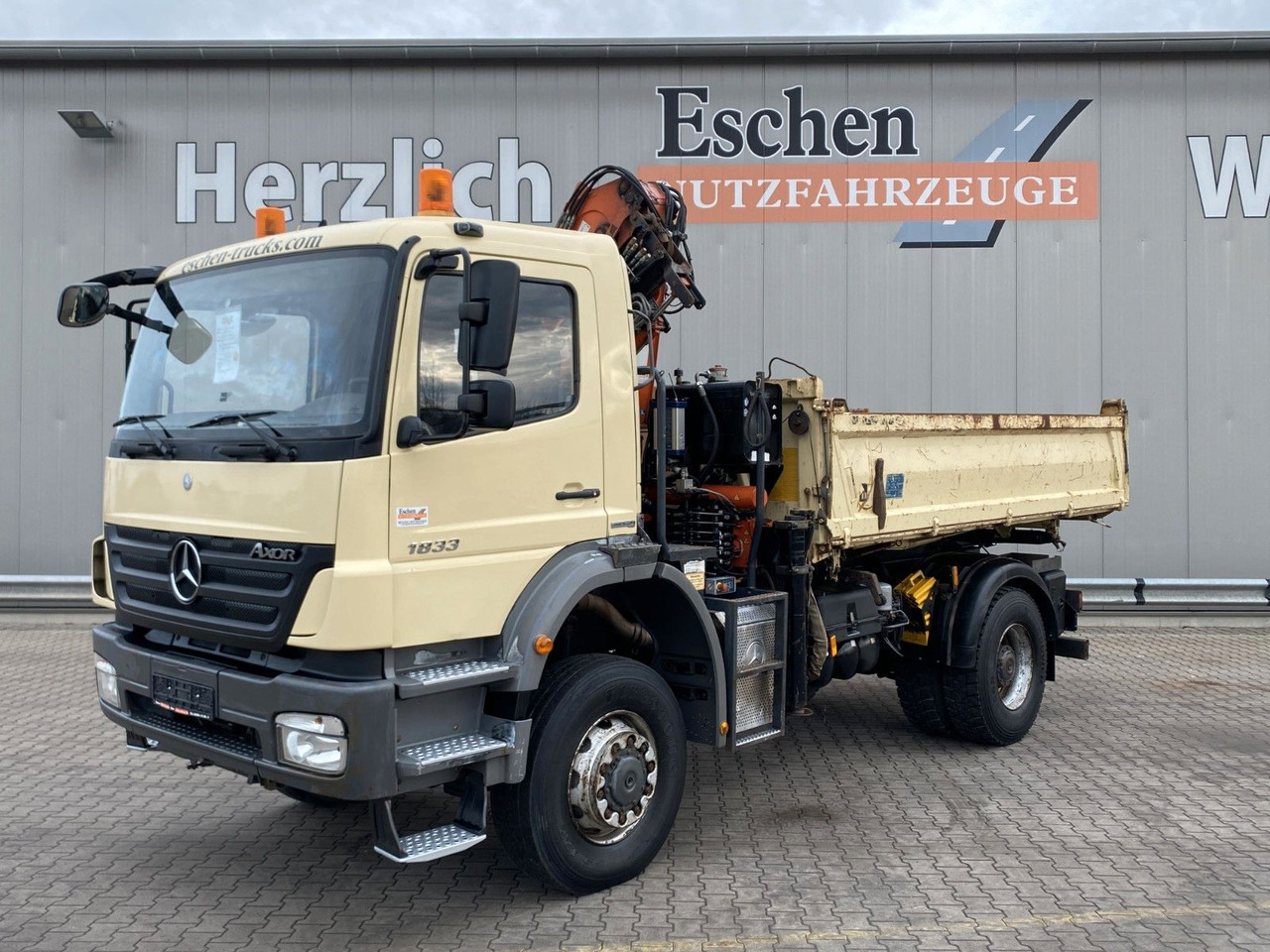 Mercedes-Benz 1833 4x4 Axor | Atlas 105.2-A2*Funk*AHK*3 Sitze - Volquete camión, Camión grúa: foto 1 Mercedes-Benz 1833 4x4 Axor | Atlas 105.2-A2*Funk*AHK*3 Sitze - Volquete camión, Camión grúa: foto 1
