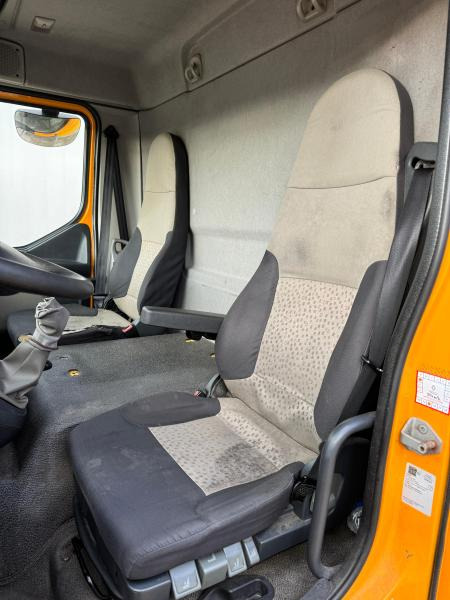 Renault Midlum 220 - Camión caja cerrada: foto 4 Renault Midlum 220 - Camión caja cerrada: foto 4