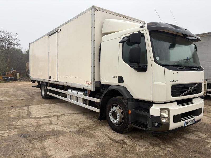 Volvo FE 300 - Camión caja cerrada: foto 1 Volvo FE 300 - Camión caja cerrada: foto 1