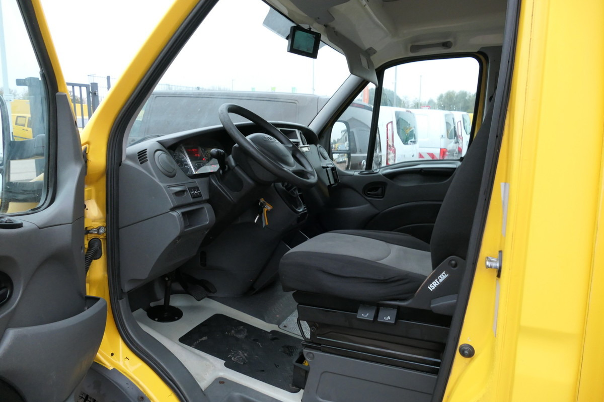 Foto del interior 1: Furgoneta IVECO Daily 35 S11 C30C AUTOMATIK KAMERA MAXI Regale D