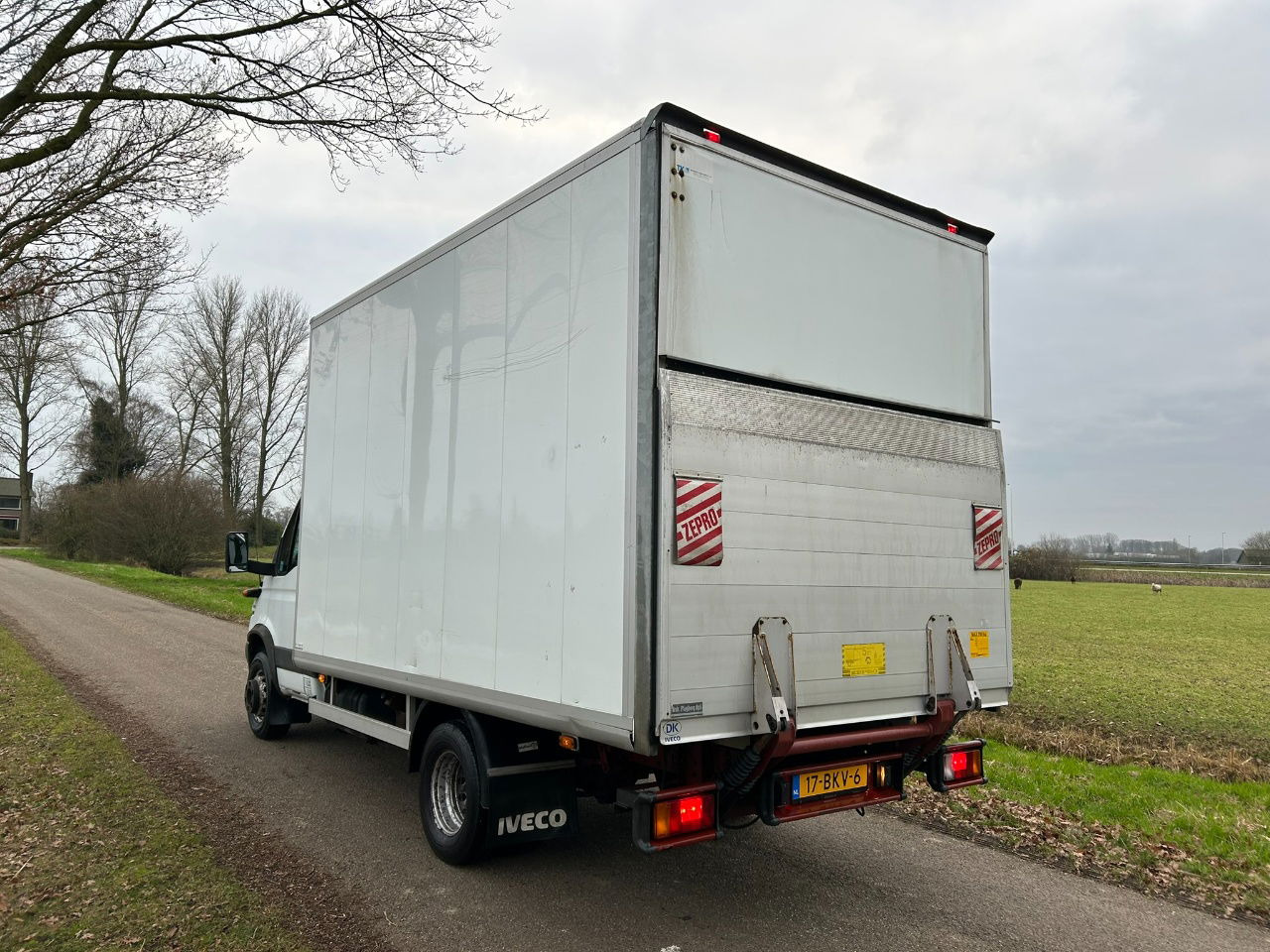Iveco Daily 65 65 C 15 / laadklep 750 kg / apk 7-2026 / only 82068 km / bak H 237 B 226 L 417 - Camión caja cerrada: foto 4 Iveco Daily 65 65 C 15 / laadklep 750 kg / apk 7-2026 / only 82068 km / bak H 237 B 226 L 417 - Camión caja cerrada: foto 4