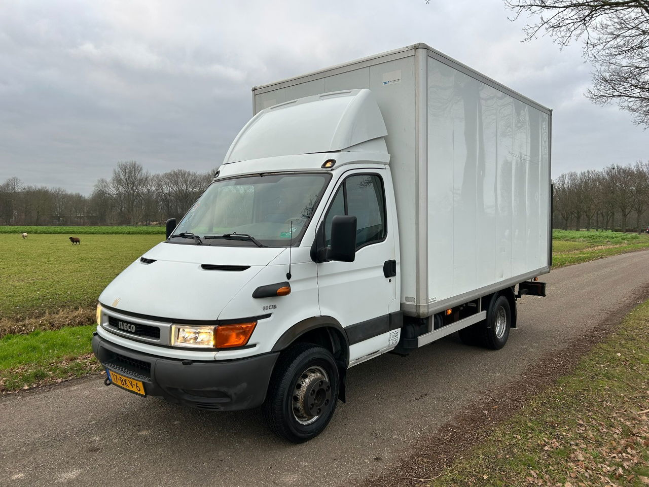 Iveco Daily 65 65 C 15 / laadklep 750 kg / apk 7-2026 / only 82068 km / bak H 237 B 226 L 417 - Camión caja cerrada: foto 1 Iveco Daily 65 65 C 15 / laadklep 750 kg / apk 7-2026 / only 82068 km / bak H 237 B 226 L 417 - Camión caja cerrada: foto 1