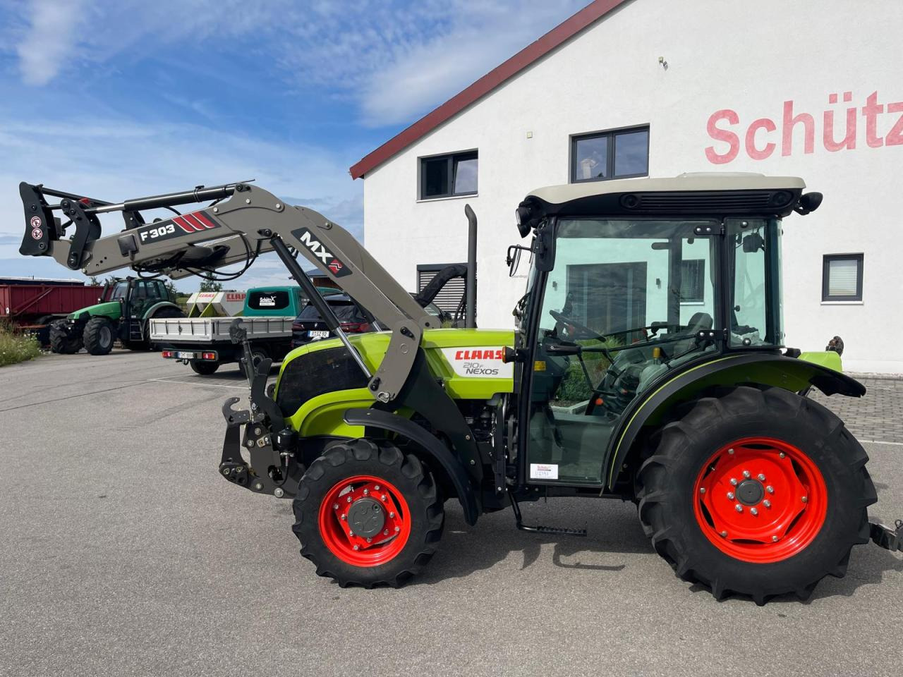 CLAAS Nexos 210 mit Frontlader und Frontzapfwelle, erst 236 Betriebsstunden, neuwertiger Zustand - Tractor: foto 2 CLAAS Nexos 210 mit Frontlader und Frontzapfwelle, erst 236 Betriebsstunden, neuwertiger Zustand - Tractor: foto 2