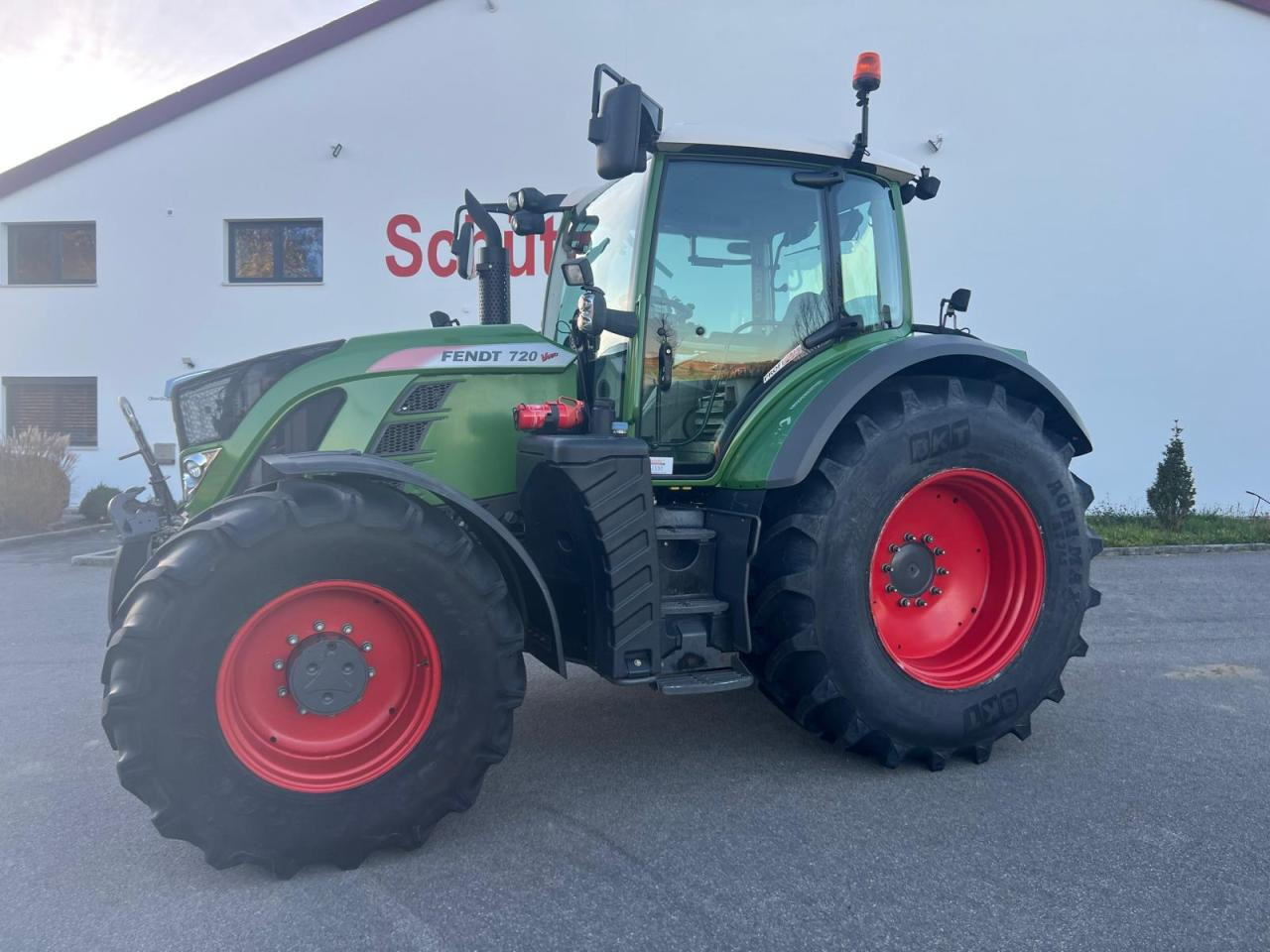 Fendt Vario 720 Profi Plus S4, FZW, FKH, GPS, 4800 Bh, neue Hinterreifen, FINANZIERUNG MÖGLICH - Tractor: foto 2 Fendt Vario 720 Profi Plus S4, FZW, FKH, GPS, 4800 Bh, neue Hinterreifen, FINANZIERUNG MÖGLICH - Tractor: foto 2