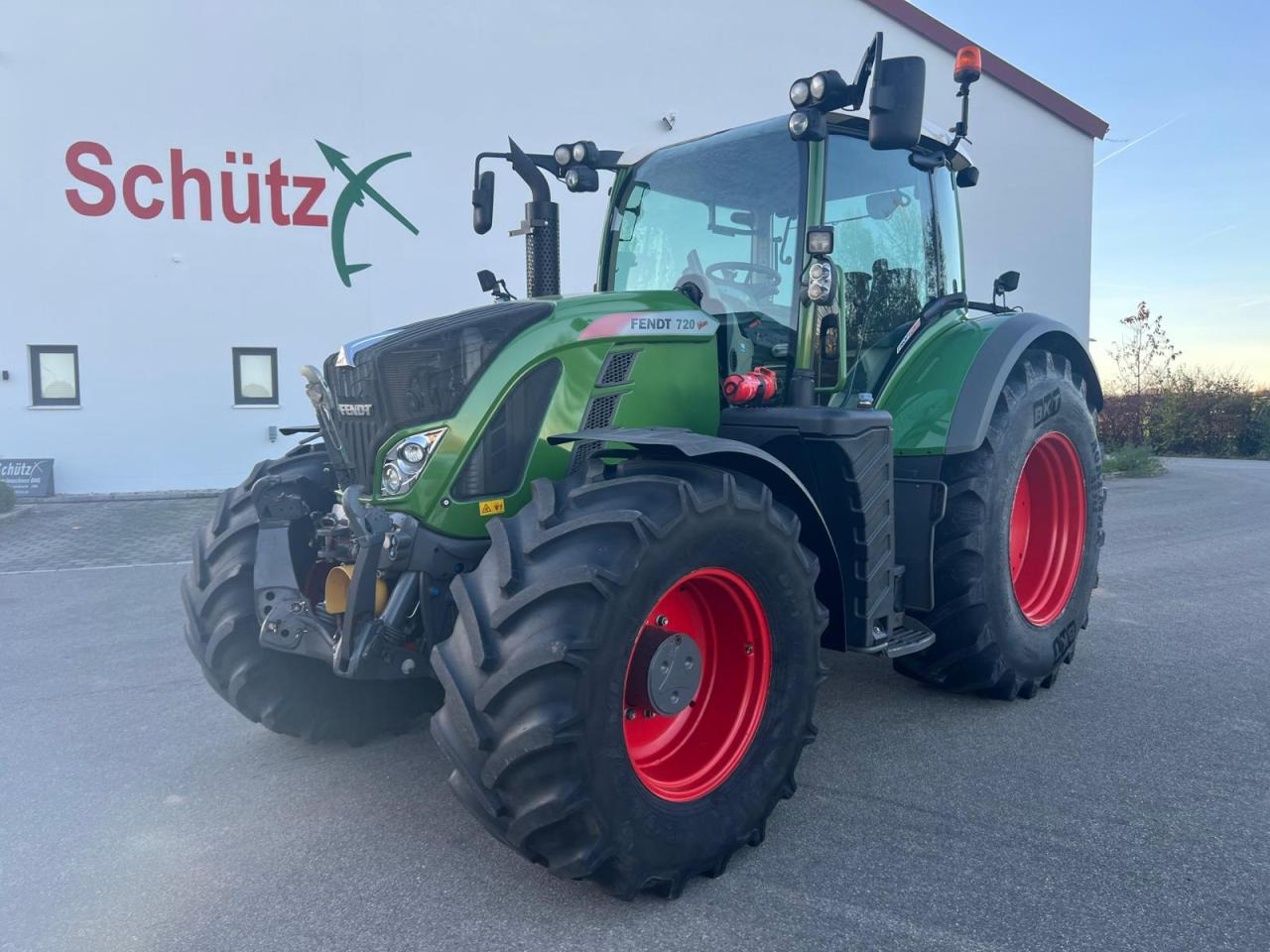 Fendt Vario 720 Profi Plus S4, FZW, FKH, GPS, 4800 Bh, neue Hinterreifen, FINANZIERUNG MÖGLICH - Tractor: foto 1 Fendt Vario 720 Profi Plus S4, FZW, FKH, GPS, 4800 Bh, neue Hinterreifen, FINANZIERUNG MÖGLICH - Tractor: foto 1