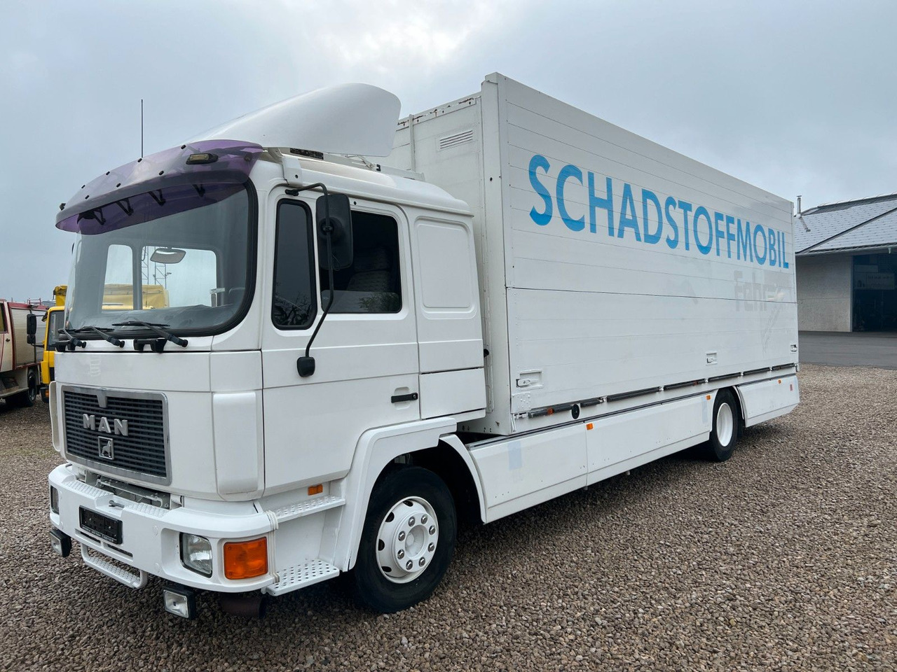 MAN 14.272 Schwenkwand / Schadstoffmobil MAN 14.272 Schwenkwand / Schadstoffmobil - Transporte de bebidas camión: foto 1 MAN 14.272 Schwenkwand / Schadstoffmobil MAN 14.272 Schwenkwand / Schadstoffmobil - Transporte de bebidas camión: foto 1