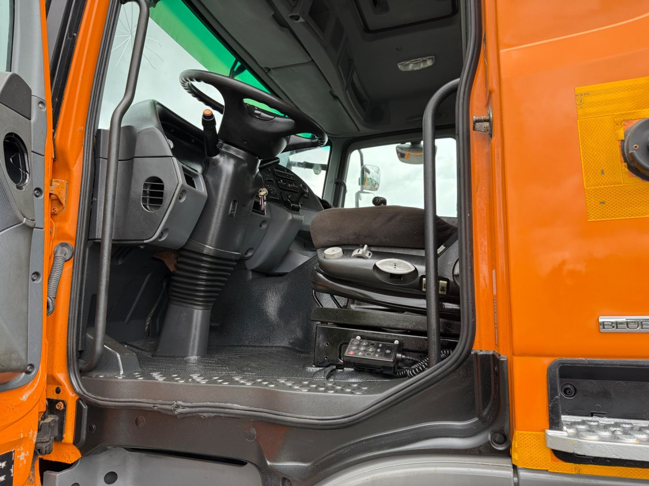 Mercedes-Benz Actros 3341 6x6 Hydraulikpumpe + Tank - Chasis camión: foto 5 Mercedes-Benz Actros 3341 6x6 Hydraulikpumpe + Tank - Chasis camión: foto 5