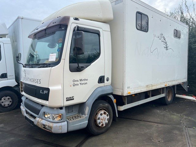 DAF LF 180 FA45.180 LF - Camión caja cerrada: foto 1 DAF LF 180 FA45.180 LF - Camión caja cerrada: foto 1