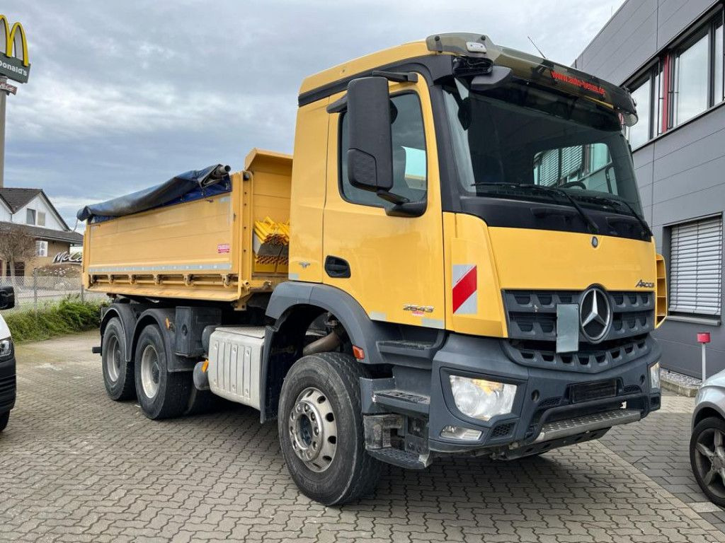 Mercedes-Benz Arocs 2643 K 6x4 3-Achs Kipper Blatt/Blatt, AP A - Volquete camión: foto 2 Mercedes-Benz Arocs 2643 K 6x4 3-Achs Kipper Blatt/Blatt, AP A - Volquete camión: foto 2
