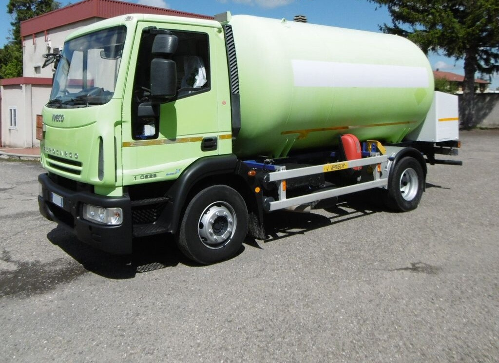 IVECO - Cisterna camión: foto 1 IVECO - Cisterna camión: foto 1