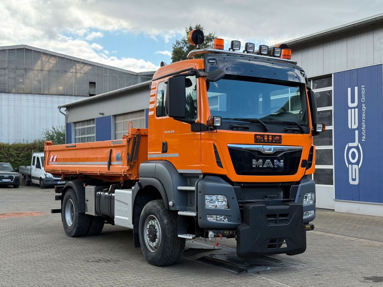 MAN TGS 18.320 4x4 BL Euro 6 Kipper + Winterdienst - Volquete camión: foto 1 MAN TGS 18.320 4x4 BL Euro 6 Kipper + Winterdienst - Volquete camión: foto 1