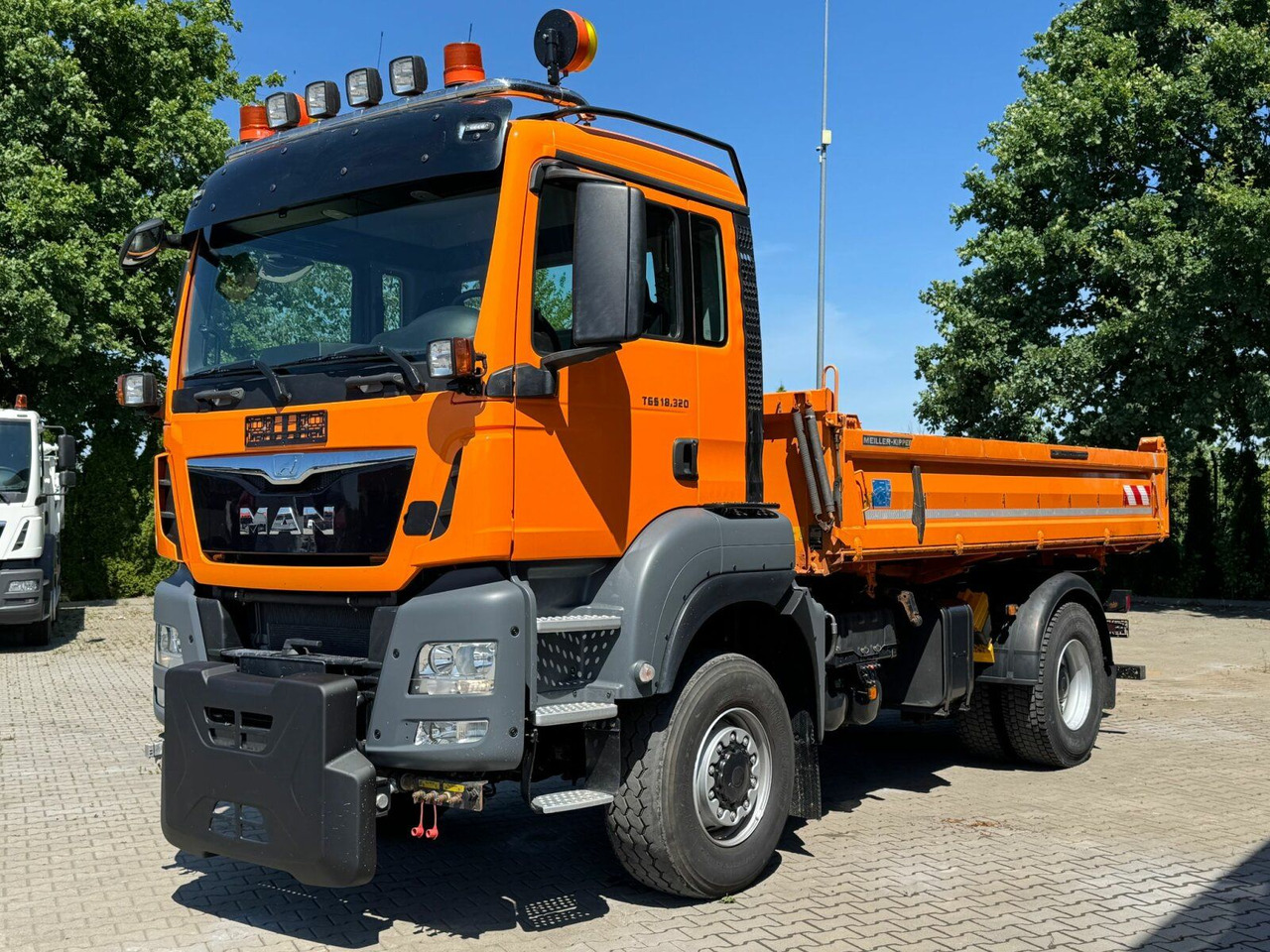 MAN TGS 18.320 4x4 BL Euro 6 Kipper + Winterdienst - Volquete camión: foto 2 MAN TGS 18.320 4x4 BL Euro 6 Kipper + Winterdienst - Volquete camión: foto 2