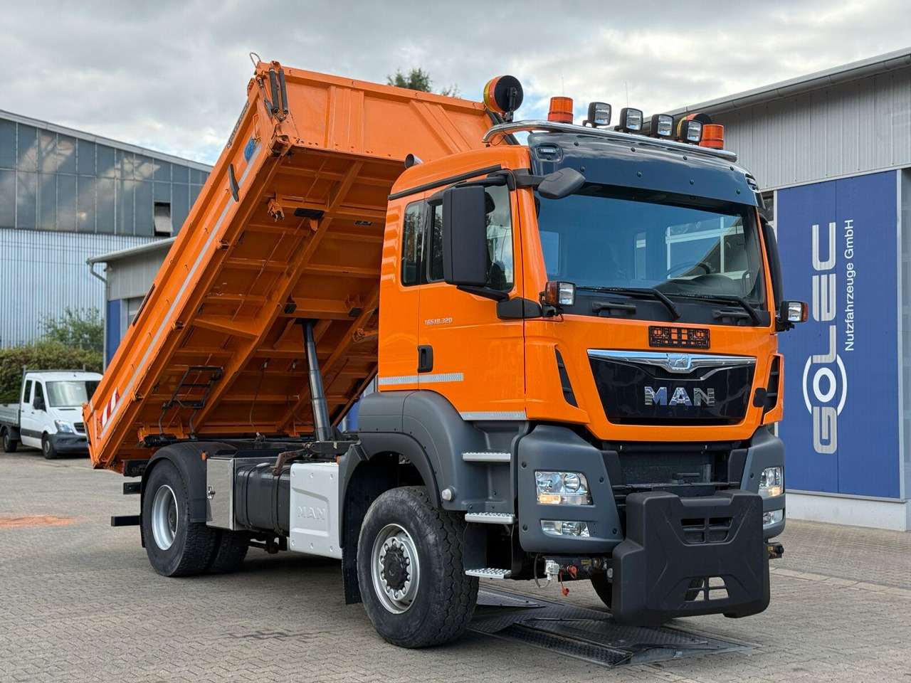 MAN TGS 18.320 4x4 BL Euro 6 Kipper + Winterdienst - Volquete camión: foto 2 MAN TGS 18.320 4x4 BL Euro 6 Kipper + Winterdienst - Volquete camión: foto 2