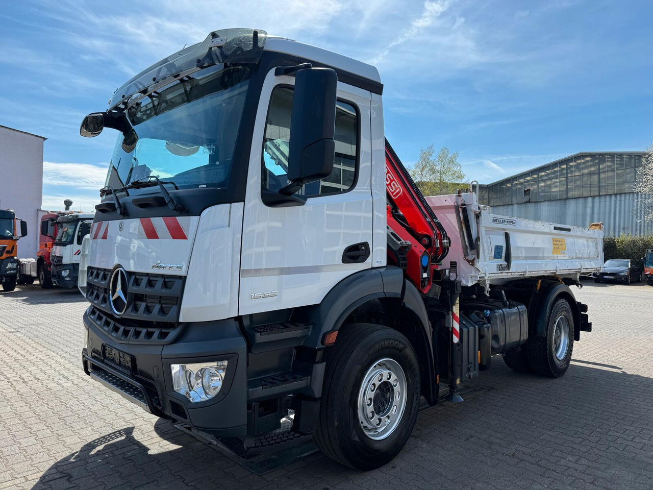 Mercedes-Benz AROCS 1832 4x2 Euro 6 Kipper Kran FASSI F120FB - Volquete camión, Camión grúa: foto 2 Mercedes-Benz AROCS 1832 4x2 Euro 6 Kipper Kran FASSI F120FB - Volquete camión, Camión grúa: foto 2