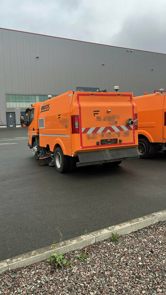 Mitsubishi Canter FUSO Kehrmaschine BROCK SL140 4 m³ - Barredora vial: foto 5 Mitsubishi Canter FUSO Kehrmaschine BROCK SL140 4 m³ - Barredora vial: foto 5