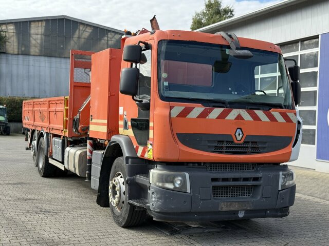 Renault Premium Lander Pritsche mit Kran FASSI - Camión grúa, Camión caja abierta: foto 1 Renault Premium Lander Pritsche mit Kran FASSI - Camión grúa, Camión caja abierta: foto 1