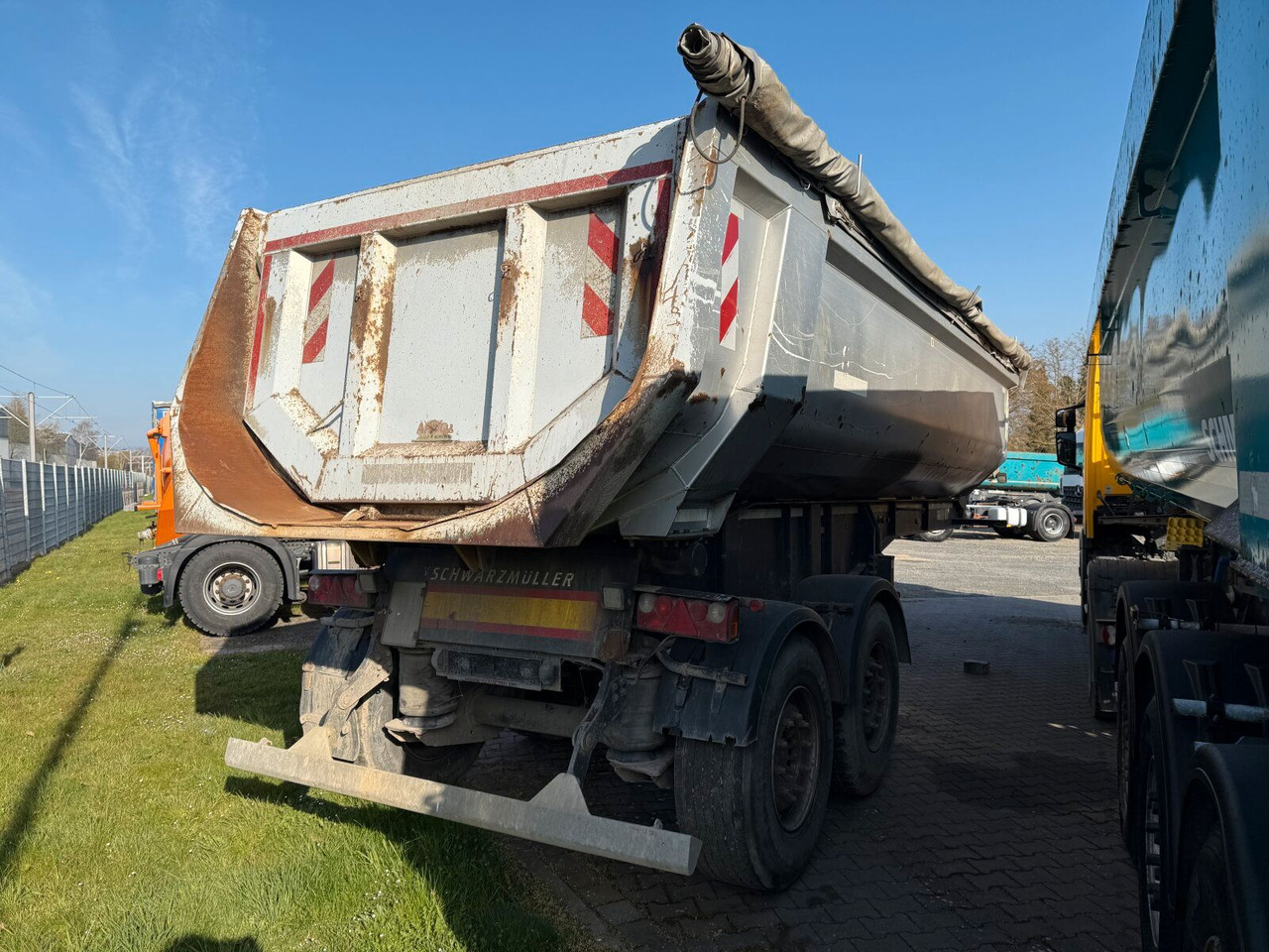 Schwarzmüller SM K100C ABO Kippauflieger 2 Achse - Volquete semirremolque: foto 2 Schwarzmüller SM K100C ABO Kippauflieger 2 Achse - Volquete semirremolque: foto 2