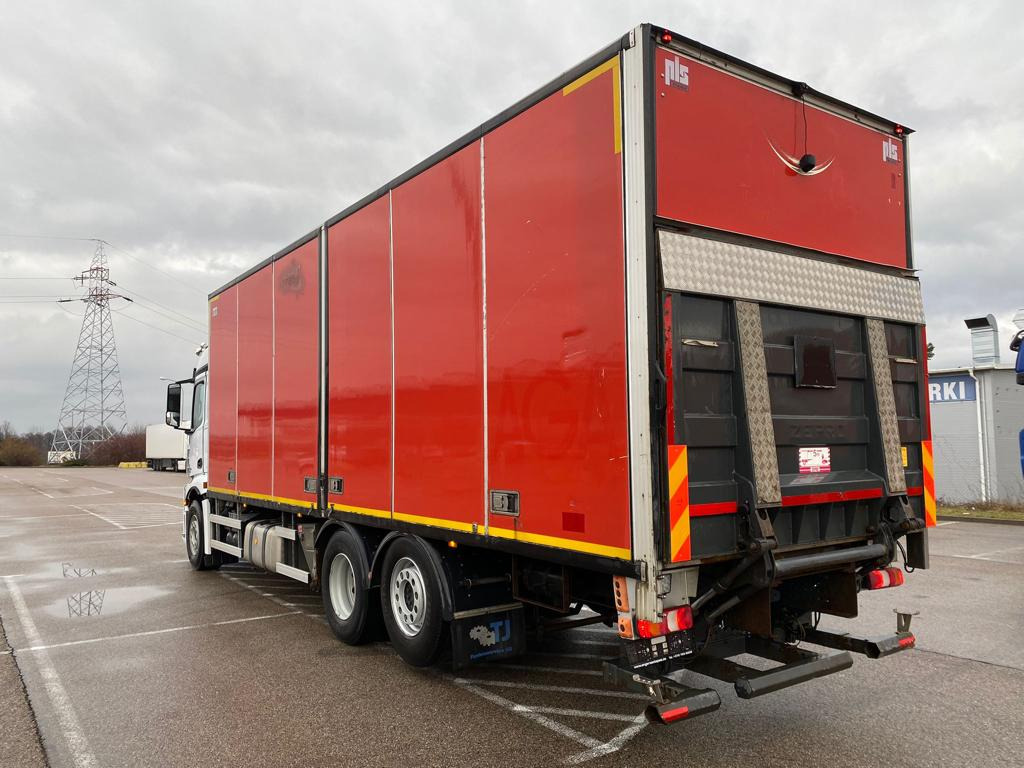 MERCEDES-BENZ ACTROS 2542 - Camión caja cerrada: foto 4 MERCEDES-BENZ ACTROS 2542 - Camión caja cerrada: foto 4
